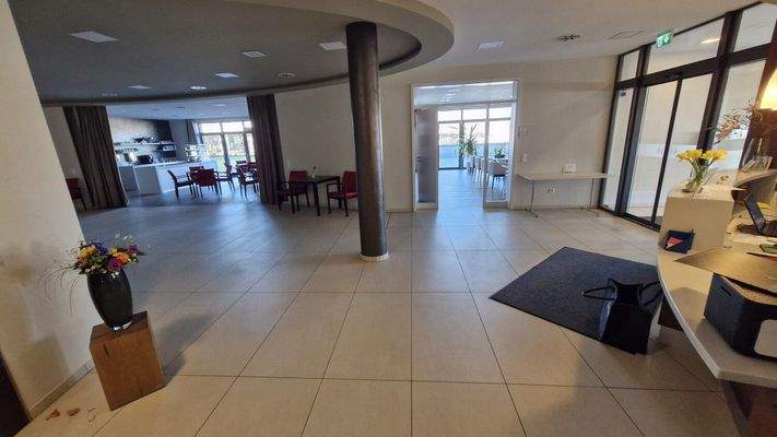 Foyer im EG, Einblick in die Bibliothek und den Veranstaltungsraum, #111828