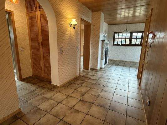 Flur mit Blick in die Wohnküche EG 