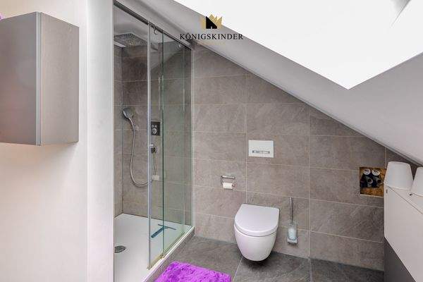 Modernes Badezimmer im Dachgeschoss