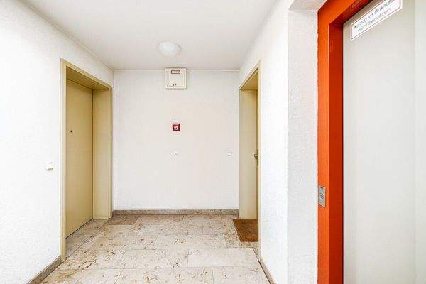 _Absatz zur Wohnung_Aufzug