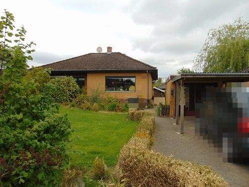 Hausansicht mit Carport u Garage.jpg