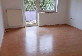 Wohnzimmer mit Balkon