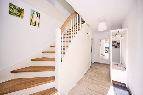 Einladende Diele mit Treppe ins Dachgeschoss