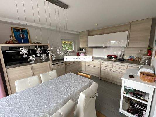 Esszimmer mit Küche und Balkon