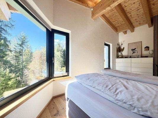 Master-Schlafzimmer mit Panoramafenster