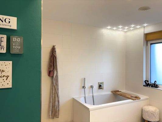 Top modernes Tageslicht-Bad mit Wanne und Lesebeleuchtung