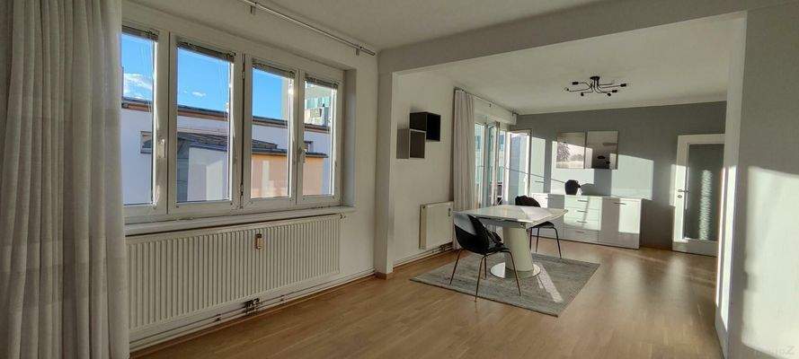 offener, heller Wohnraum mit Balkon