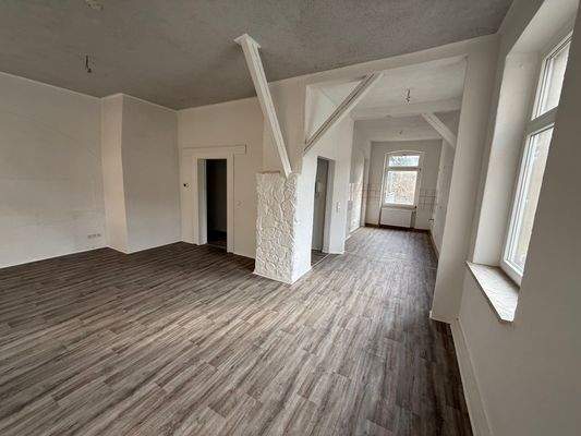 Wohnzimmer mit Blick in die Küche