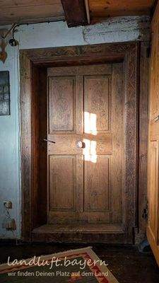 Türe zum Schlafzimmer, rechts Aufgang zum Dachbode