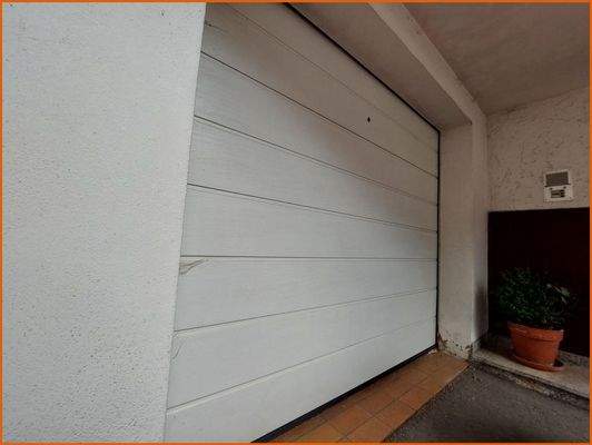 Garage mit Sektionaltor