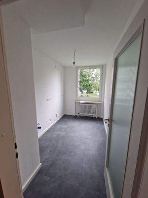 Helles Zimmer mit Fenster