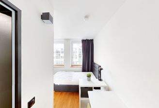 Helles Zimmer mit Schreibtisch