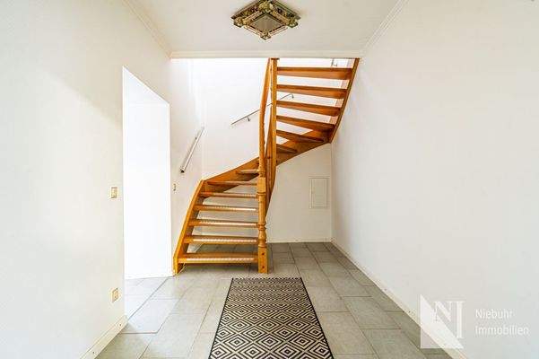 Flur mit Treppenaufgang 