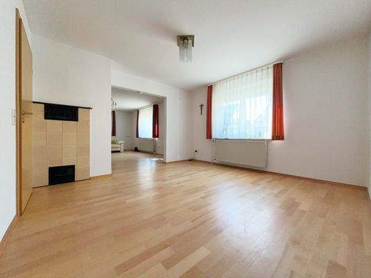 EG: Das Esszimmer lädt zu gemeinsamen Mahlzeiten und guten Gesprächen ein