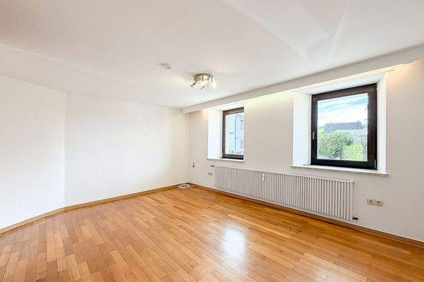 großzügiges, helles Schlafzimmer EG