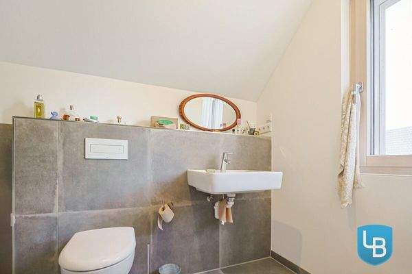 ..mit Waschbecken und WC 