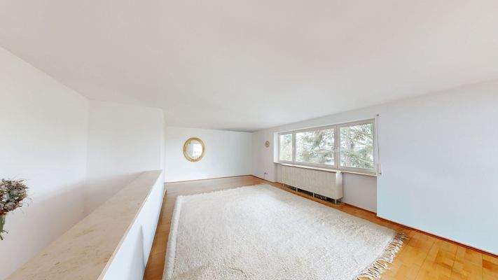 offener Wohnbereich mit Zugang zum Balkon OG