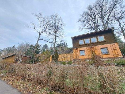 Vorderansicht Grundstück mit Ferienhaus und Garage