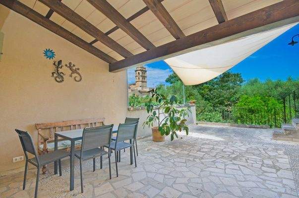 Terrasse mit Blick in Richtung Kirche