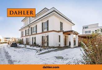 Moderne Villenhälfte mit großzügigem Garten 