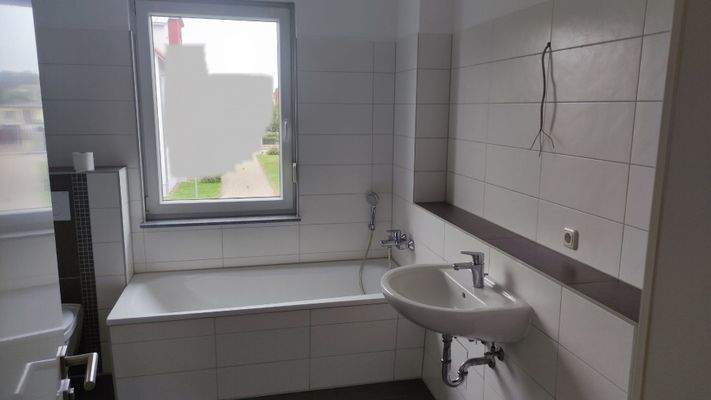 Modernes Tageslichtbad. Badewanne und Dusche jpg