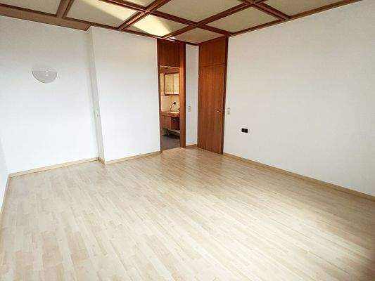 Schlafen mit Zugang ins Bad