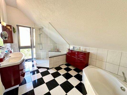 hochwertiges Bad im Obergeschoss
