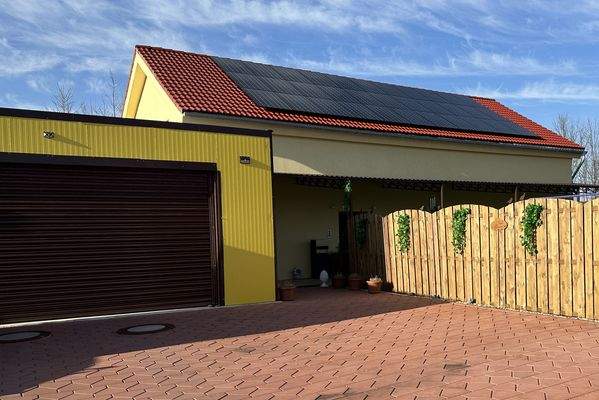 2 PKWs direkt am Haus