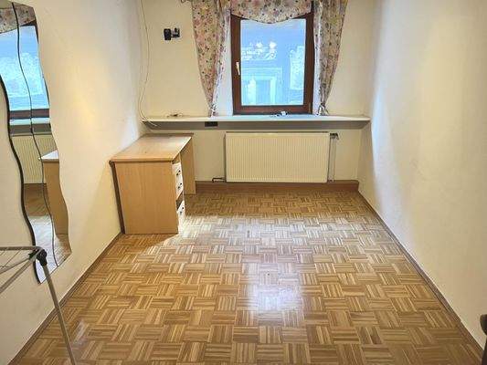 Zimmer mit Holzparkett (DG)