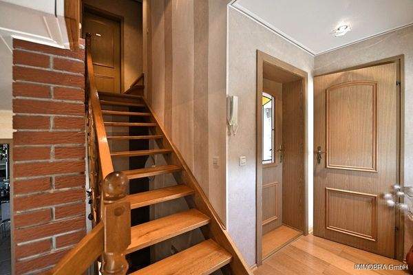 Massivholztreppe zum OG