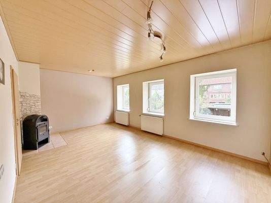 geräumiges Wohnzimmer