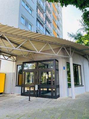 Ansicht Ein- und Ausgansbereich von außen