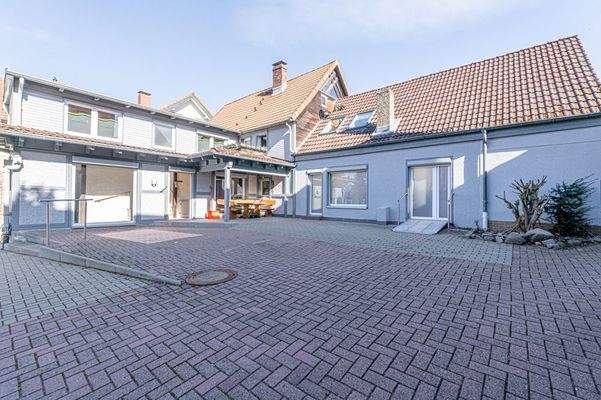 Innenhof mit Parkplätzen