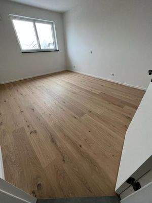 1 von 3 Schlafzimmern mit Naturholzparkett