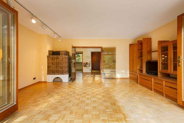 Wohnzimmer mit Kachelofen