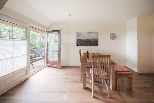 Essbereich mit Zugang zum Balkon