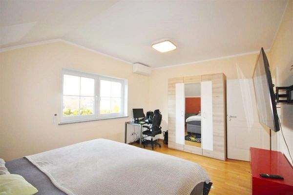 weiteres Zimmer/Büro (OG)