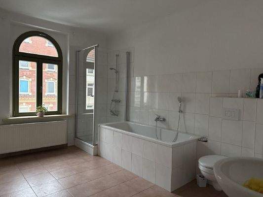 Bad mit Wanne und Dusche