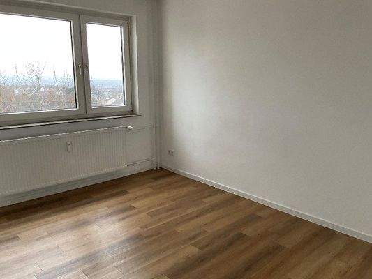 Zimmer mit Fenster und Heizkörper