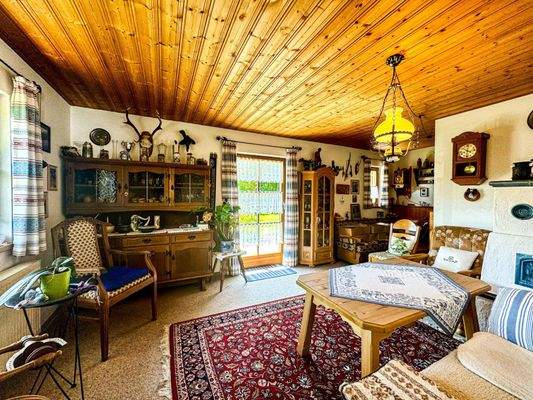 EG Wohnzimmer mit gemauertem Kachelofen