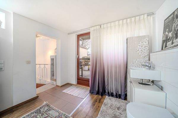 Schlafzimmer mit Zugang zum Balkon