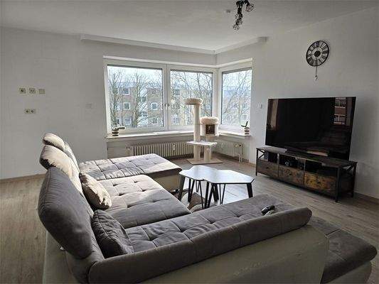 Wohnraum mit großen Fensterfro