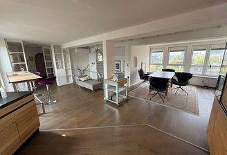 Blick von der offenen Küche zum Essbereich