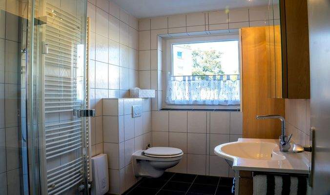 Badezimmer zum Fenster