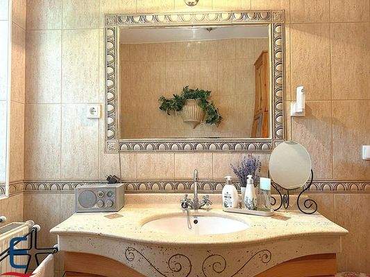 Bad mit Badewanne, Dusche, WC, Bidet 