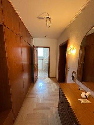 Flur EG mit GWC und Zugang Wellness/Keller/Garage 