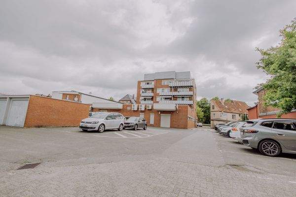 Hinterhof mit Parkplätzen 