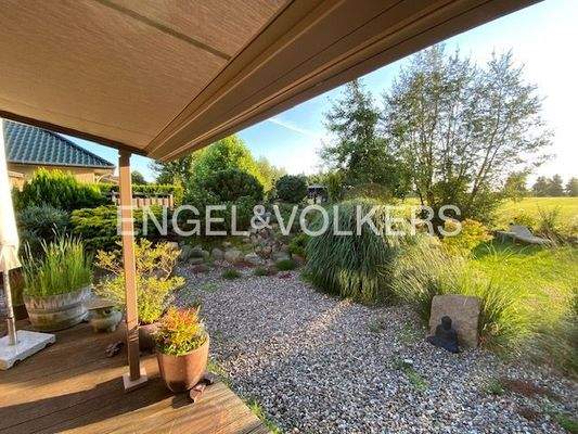 Blick von der Terasse in den Garten