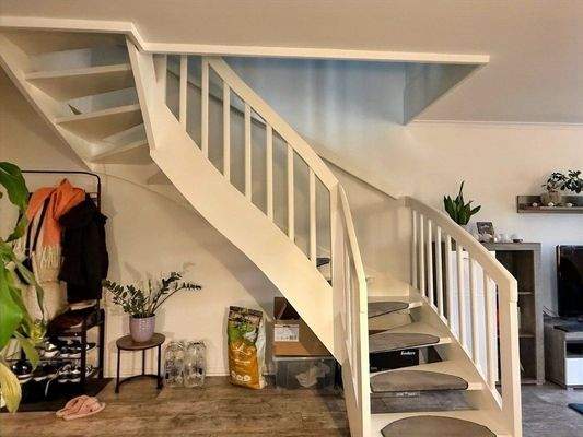 elegante Holztreppe ins Obergeschoss