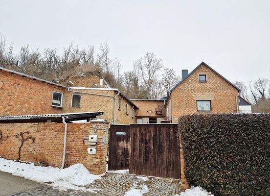 Seitliche Ansicht mit Einfahrt